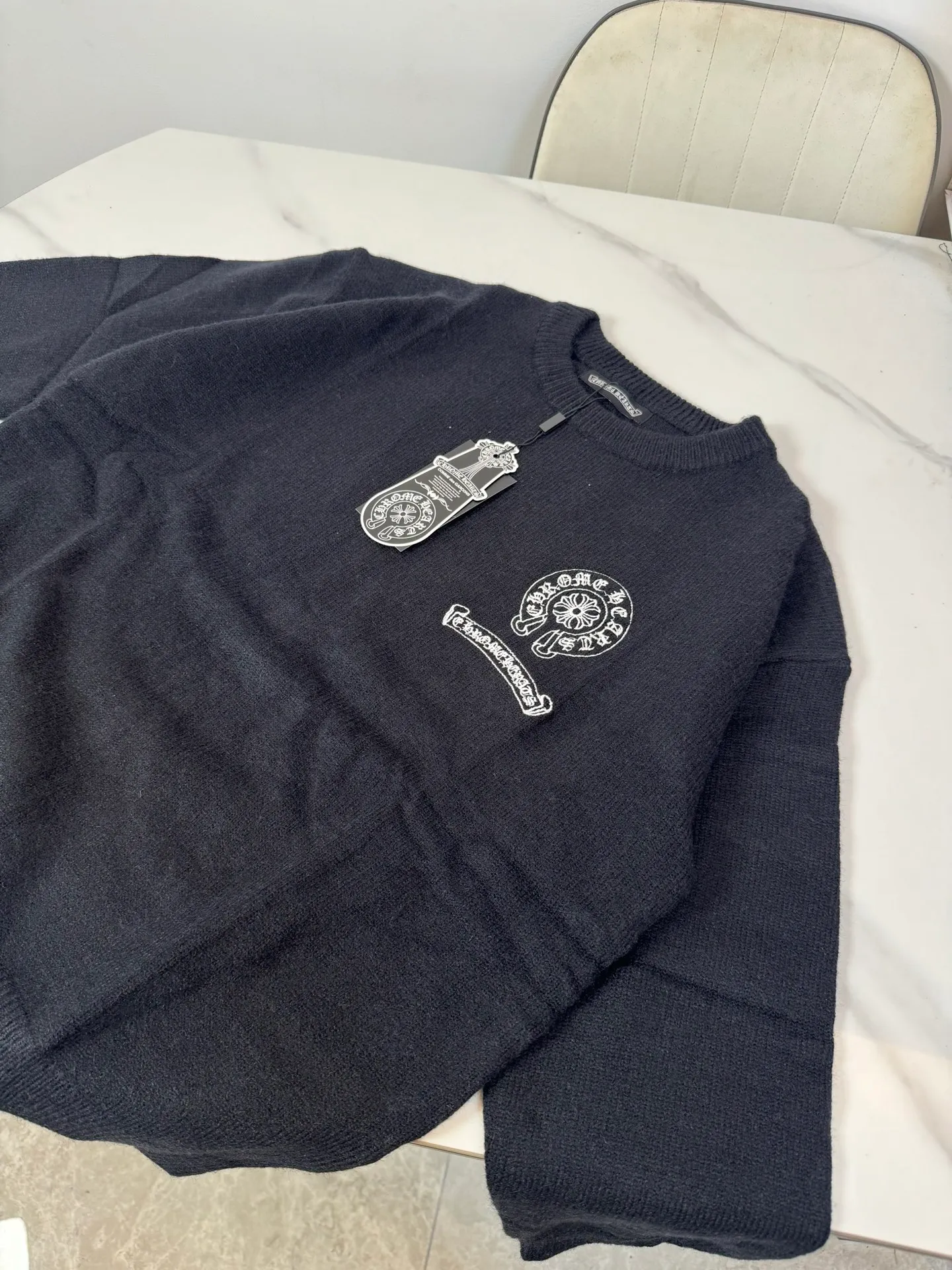 P210 model number: B24 Chrome Hearts ch Chrome Hearts horseshoe embroidered round neck pullover sweater! The most practical jacket for today's temperature difference. The sweater is soft and waxy to the touch. It has embroidery design on the front and back. This is a great inner wear in winter. It is a very practical item. It is not only anti-pilling, but also very versatile. It is recommended to buy it early. Color: Black Size: M-XL M - Shoulder width 50, length 64, bust 108 L - Shoulder width 52, length 66, bust 112 XL - Shoulder width 54 Length 68cm Bust 116cm